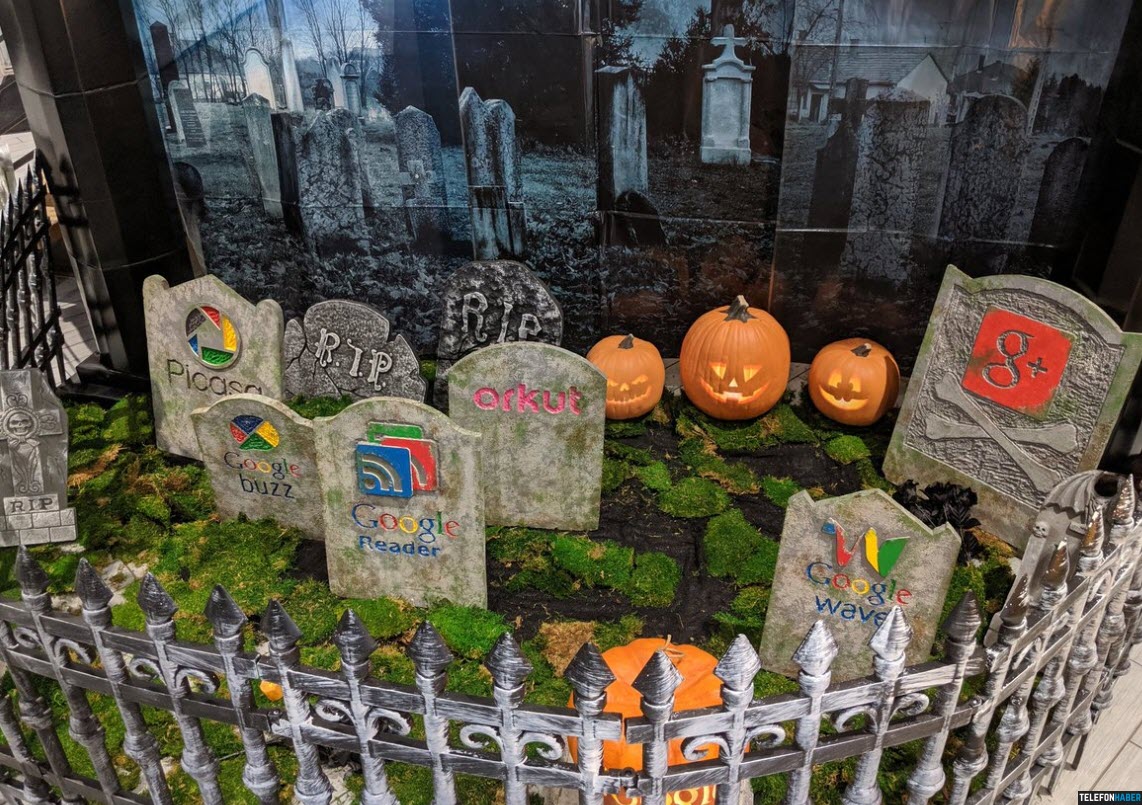 Google Sonlandırdığı Projelerine Mezarlık Yaparak Cadılar Bayramı Kutladı